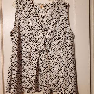 Whiye and black sleeveless blouse sz 3X